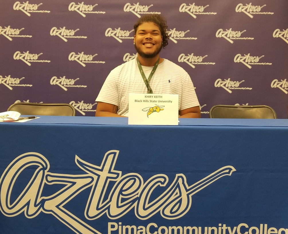 Sophomore offensive lineman Khiry Keith signed his national letter of intent to Black Hills State University, an NCAA Division II school in Spearfish, SD. Photo by Raymond Suarez