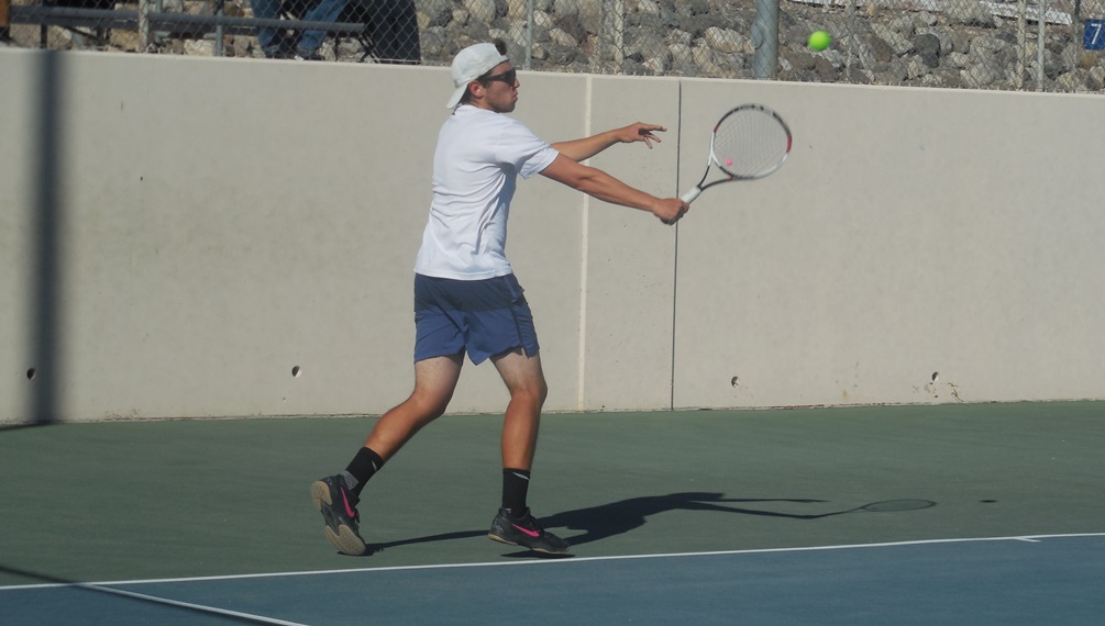 Freshman Scott Mantelman played a tough three set tie-breaker but fell to Artur Tezberger 4-6, 6-0, 6-3. The Aztecs were shut out at Mesa Community College 9-0. The Aztecs are now 1-3 overall. Photo by Raymond Suarez