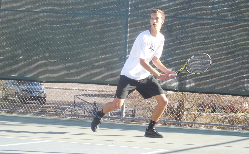 Freshman Chris McDaniels (Tanque Verde HS) advanced to the No. 4 singles flight consolation quarterfinals after he beat Braden Ishee (Copiah-Lincoln CC) 6-0, 6-1. Photo by Raymond Suarez