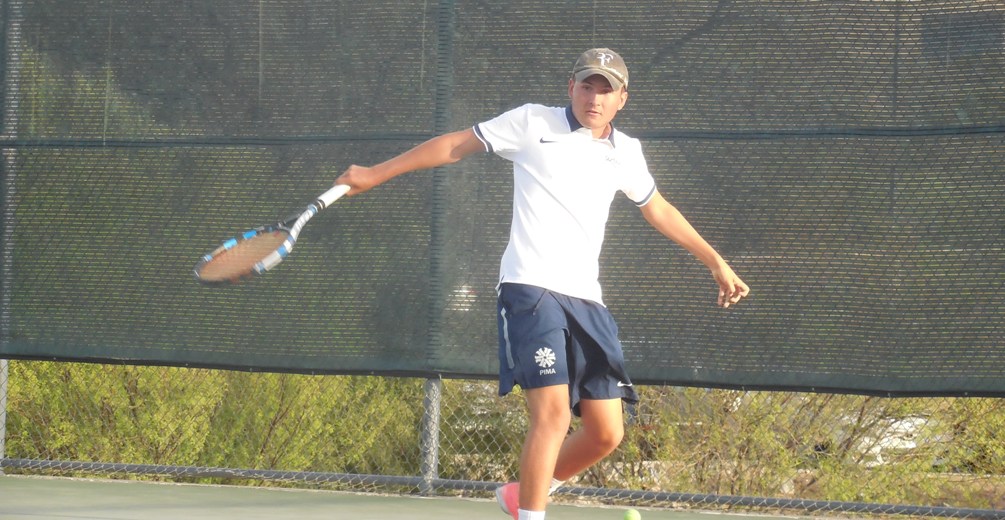 Freshman Beau Boyer was one of three Aztecs to advance to the consolation semifinals in their respected singles flights on Wednesday. He beat Sebastian Harrell from Copiah-Lincoln CC 6-1, 6-2 in their No. 6 singles match. Photo by Raymond Suarez
