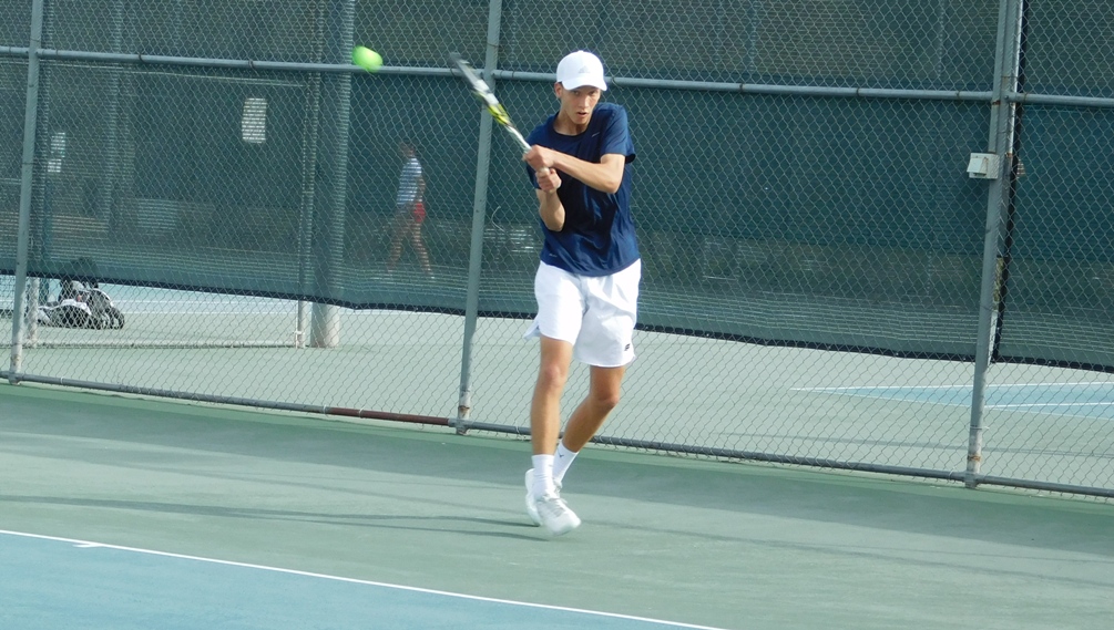Sophomore Chris McDaniels (Tanque Verde HS) played a strong second set but fell to Gonzalo Fernandez at No. 1 singles. The No. 19 ranked Aztecs fell to No. 9 Mesa Community College 9-0 to open ACCAC conference play. Photo by Raymond Suarez