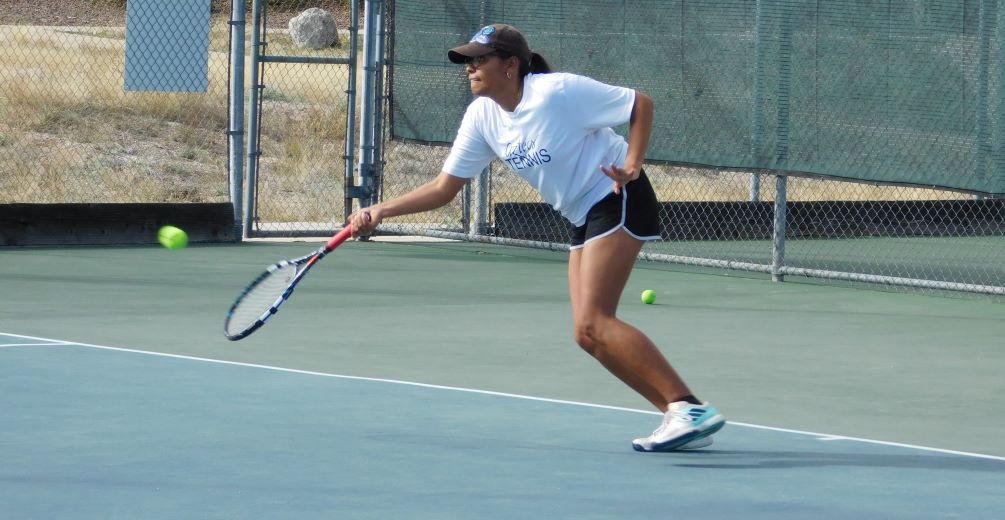 Freshman Yuliza Gomez-Abundio (Desert View HS) played a tight second set but fell to Nia Black in her No. 5 singles match as the No. 24 ranked Aztecs women's tennis team dropped their conference opener to Eastern Arizona College 9-0. Photo by Raymond Suarez