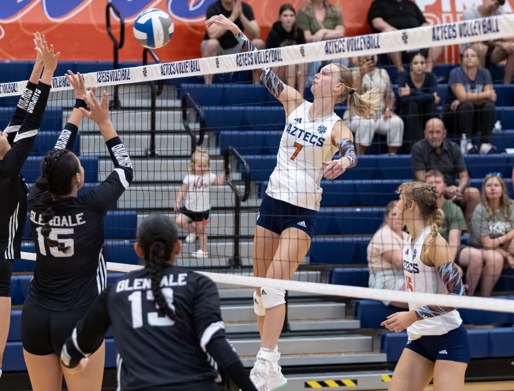 Sophomore Kenna Simon finished with eight kills and one block but the Aztecs Volleyball team fell to No. 22 Glendale Community college in straight sets 25-23, 27-25, 26-24. The Aztecs are now 11-11 overall and 8-5 in ACCAC conference play. Photo by Stephanie van Latum