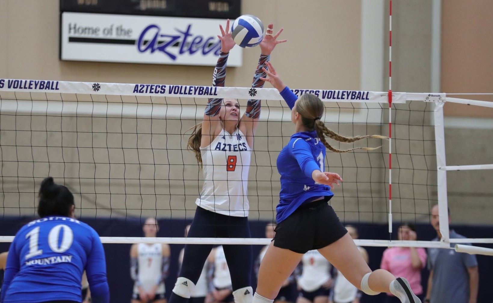 Sophomore Haylee Gilleland (Flagstaff HS) finished with 13 kills and one block but the Aztecs Volleyball fell in straight sets at No. 9 Scottsdale Community College 25-18, 25-17, 25-14). The Aztecs are now 11-10 overall and 8-4 in ACCAC conference play. The Aztecs play No. 22 Glendale Community College on Friday at the West Campus Aztec Gymnasium. Photo by Steve Escobar.