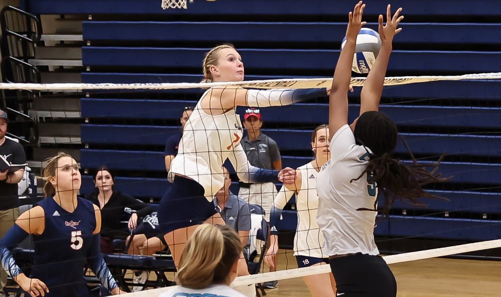 Freshman Kenna Simon finished with a team-high 12 kills as the Aztecs volleyball team beat Phoenix College in straight sets 25-13, 25-23, 25-19 to snap their six-match skid. The Aztecs are now 9-15 overall and 5-7 in ACCAC conference play. Photo by Stephanie van Latum