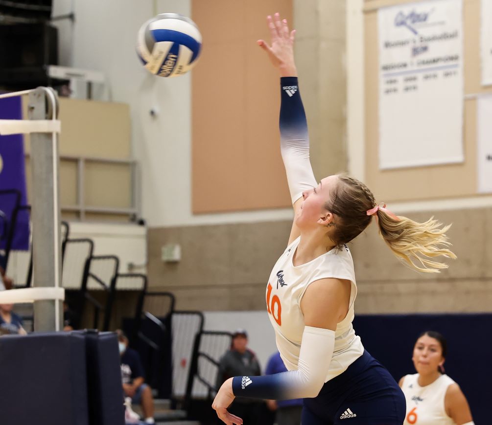 Sophomore Abby Whatton (Canyon del Oro HS) finished with a team-high 24 kills as the Aztecs toppled Glendale Community College in the tiebreaker (17-25, 25-22, 26-24, 18-25, 15-8). The Aztecs will be the No. 3 seed for the Region I, Division II Tournament. All matches will be played at No. 1 overall seed Scottsdale Community College from Nov. 2-4. Photo by Stephanie van Latum