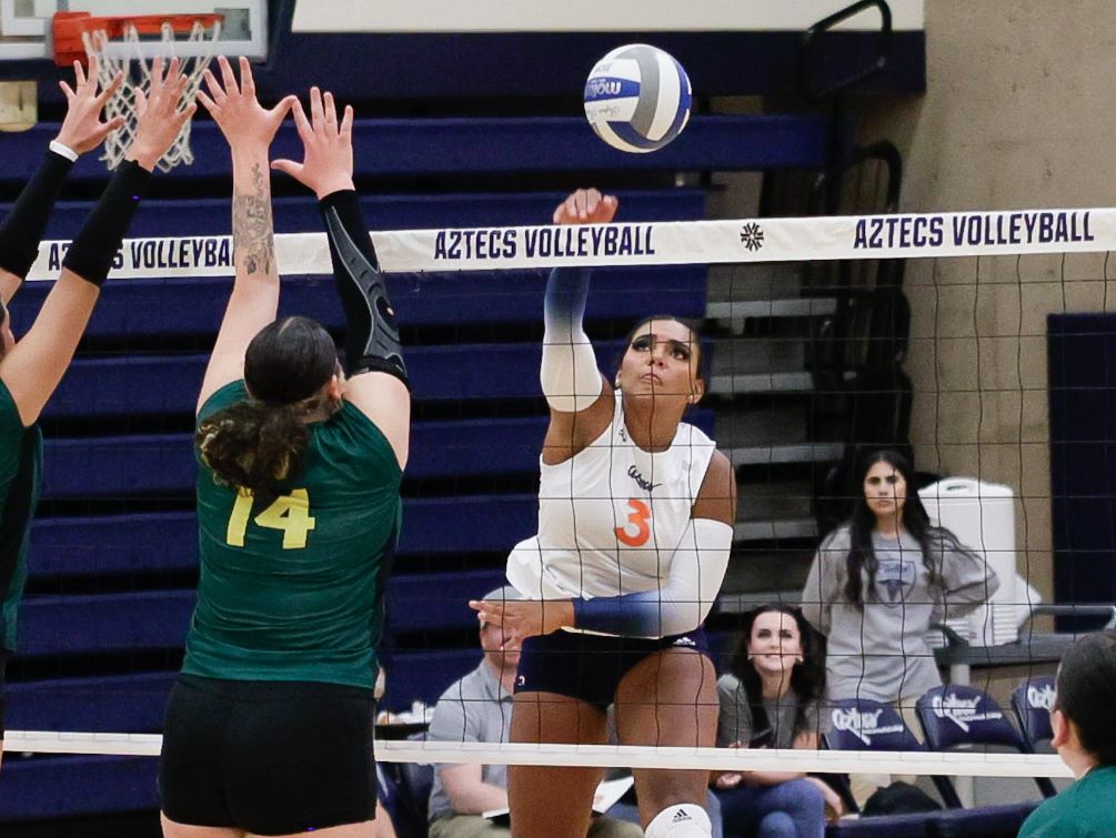 Sophomore Sasha Ross (Canyon del Oro HS) finished with seven kills and three blocks but the Aztecs volleyball team dropped their fifth straight match as they fell at Eastern Arizona College in straight sets 25-17, 25-14, 30-28. The Aztecs are now 8-14 overall and 4-6 in ACCAC conference play. Photo by Stephanie van Latum